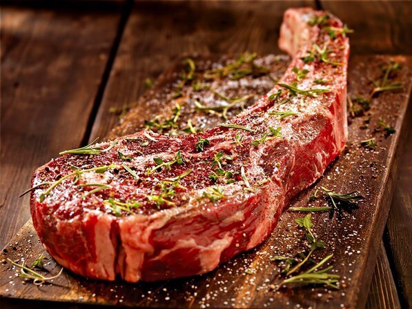 Carne maturada e carne marmorizada (na foto) são conhecida pela maciez e sabor marcante Carne maturada e carne marmorizada (na foto) são conhecida pela maciez e sabor marcante